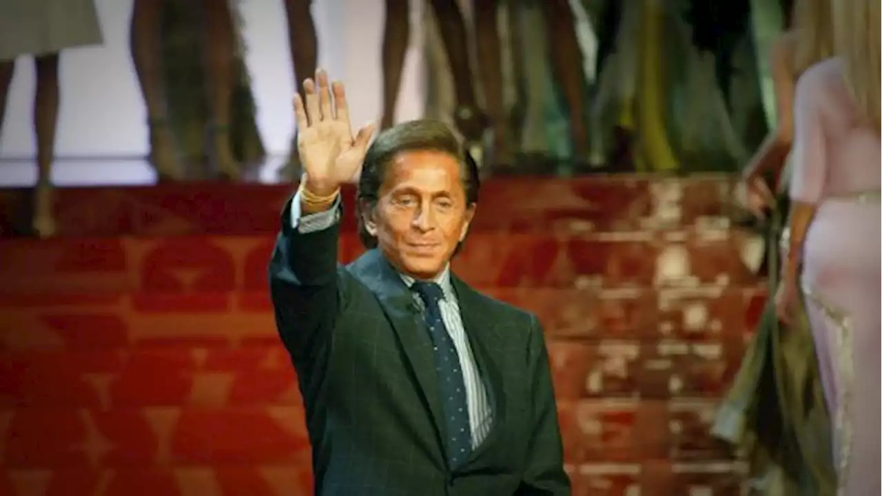 Valentino compie 90 anni, buon compleanno al grande couturier