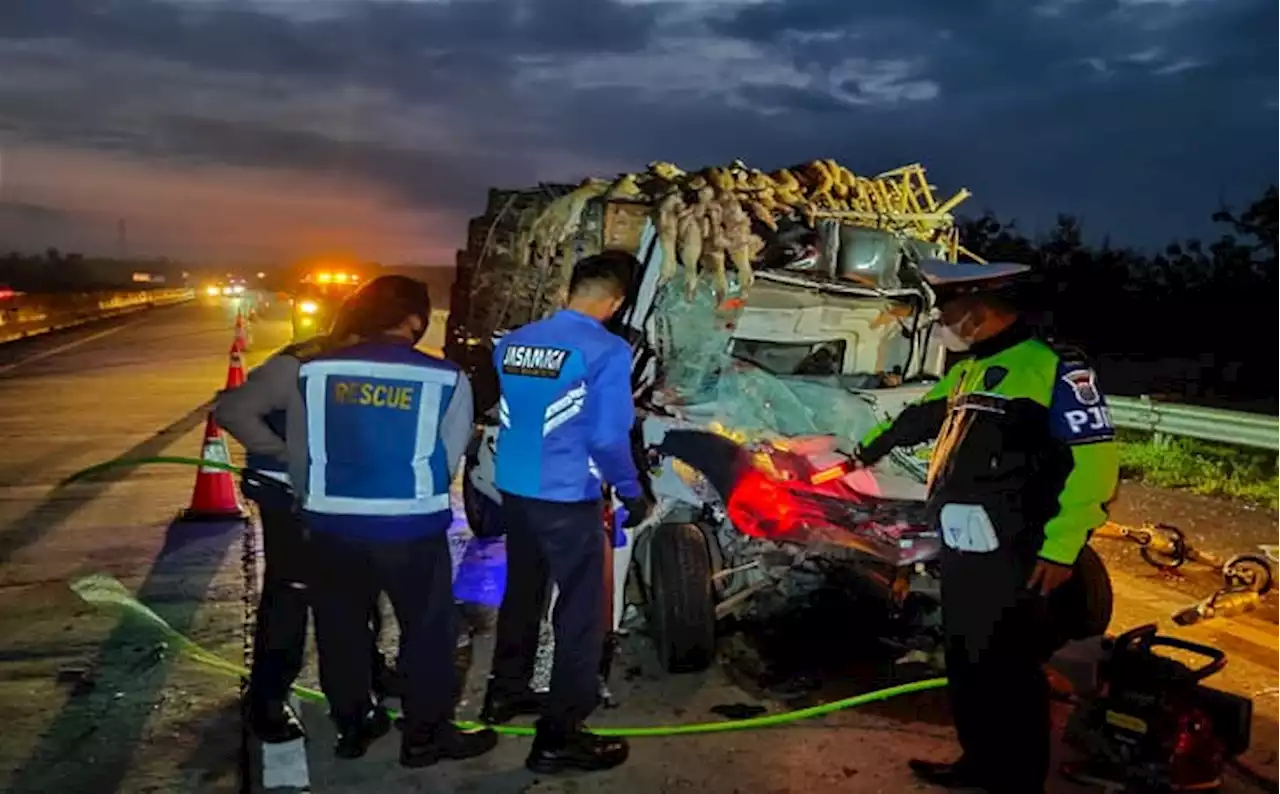 Pikap Tabrak Truk di Tol Madiun, 3 Warga Karanganyar Meninggal Dunia