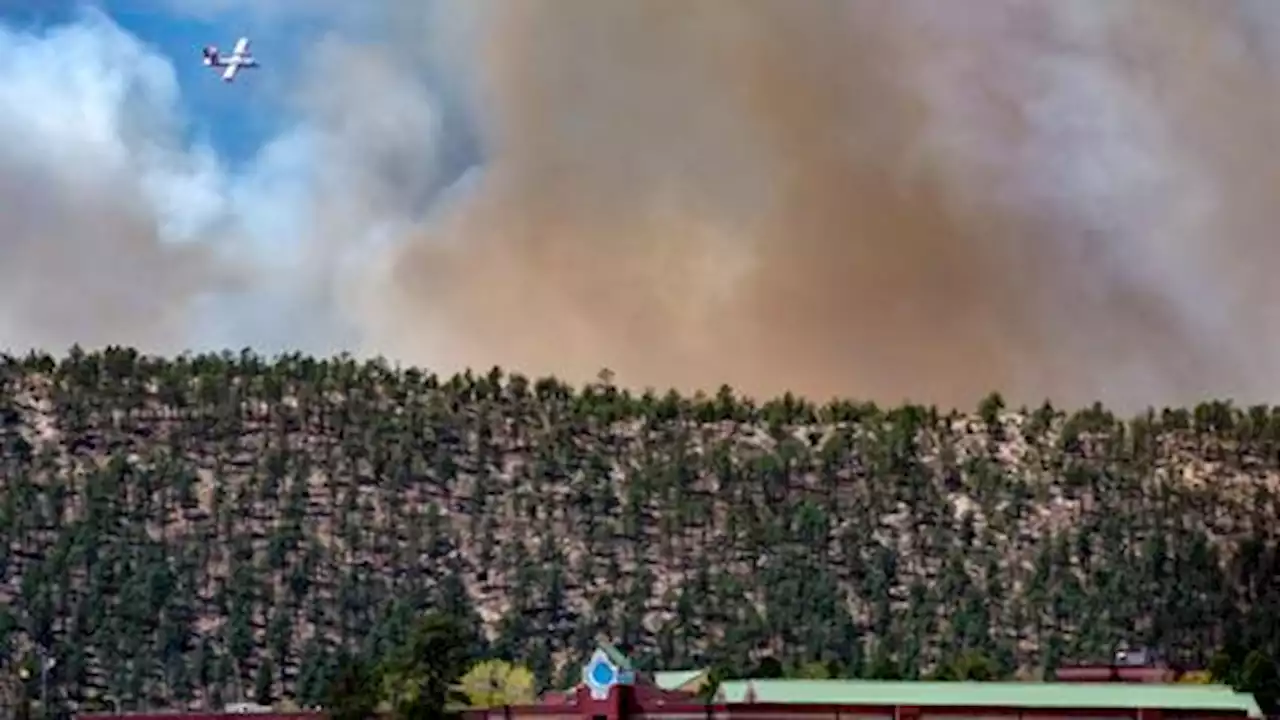 More New Mexico villagers flee as largest active US wildfire burns