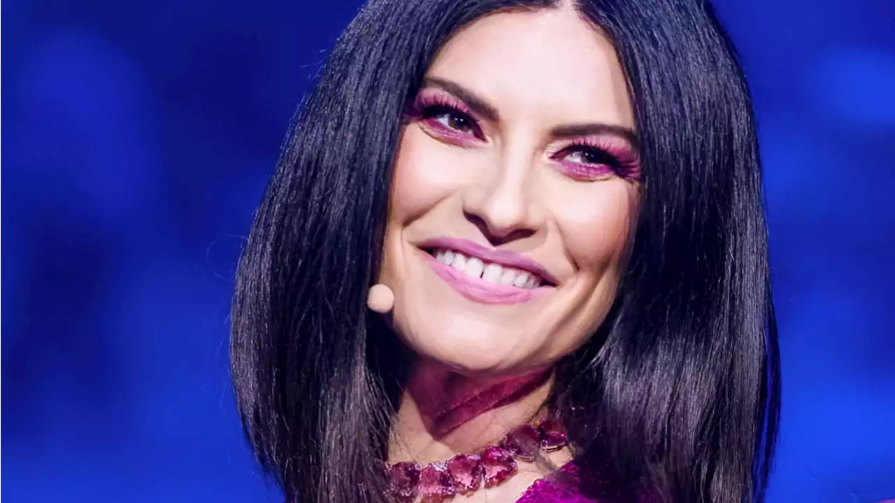 Trucco e abito rosa, Laura Pausini sposa il trend monocromatico all'Eurovision 2022