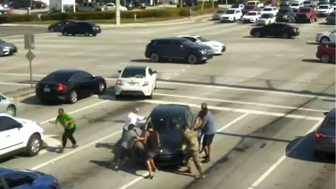 Video: Good Samaritans help Florida driver suffering medical episode