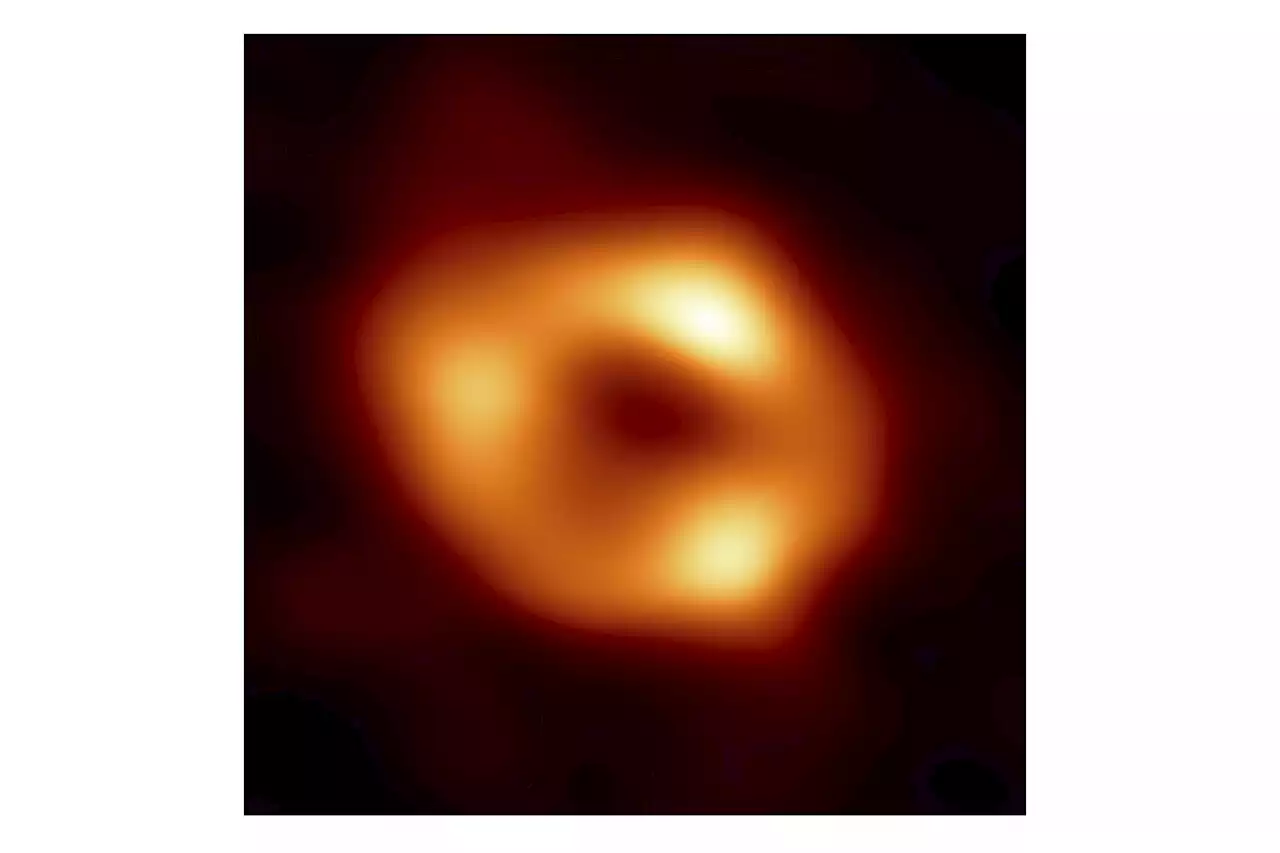 Astronomers capture 1st image of Milky Way's huge black hole