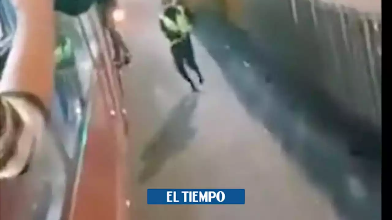 Video: ladrón quedó atrapado en una ventana de TransMilenio cuando robaba