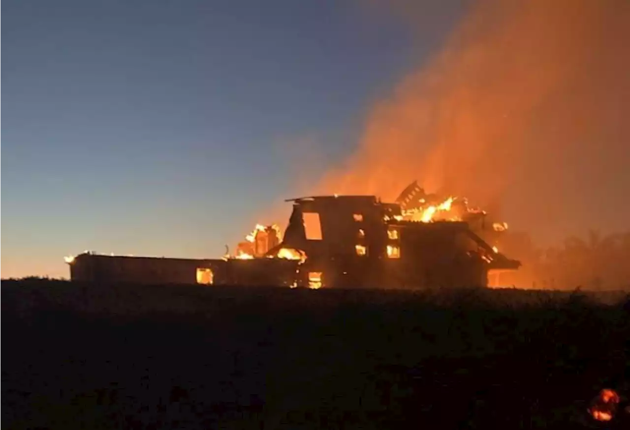 Fast-moving coastal fire destroys suburban homes in Laguna Niguel -