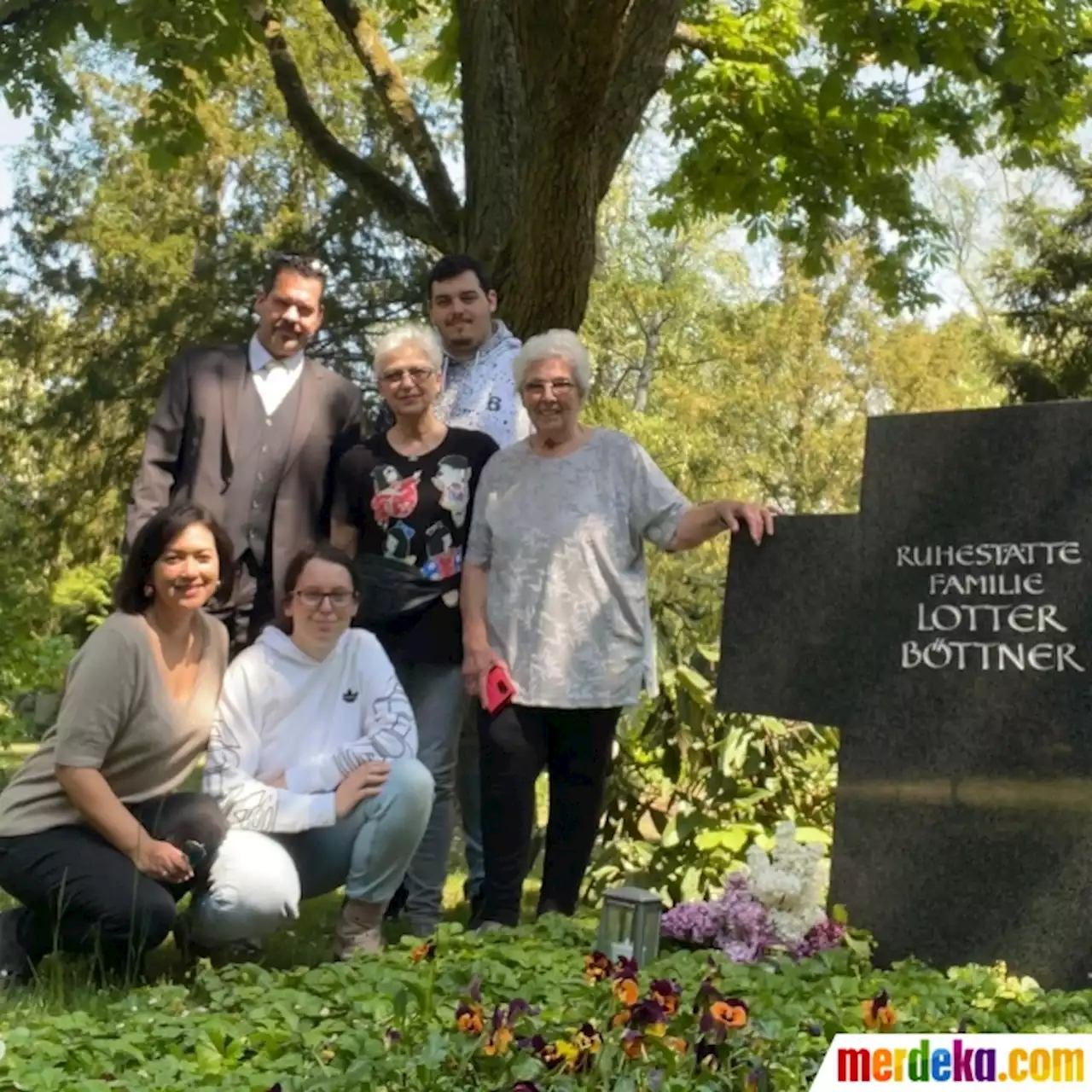 Foto : Potret Ira Wibowo Saat Nyekar ke Makam Sang Paman di Jerman Bareng Keluarga | merdeka.com