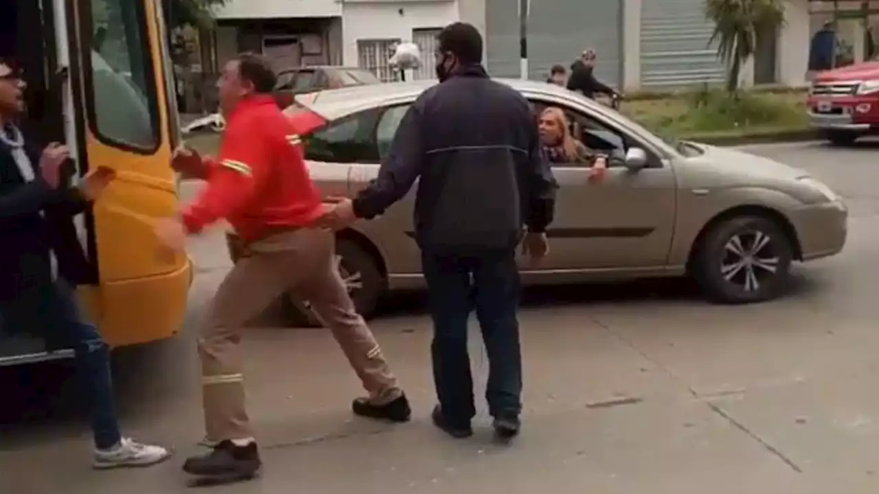 VIDEO: Violenta pelea entre un colectivero y un automovilista