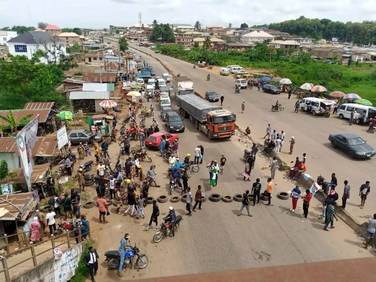 ASUU Strike: Protesting OAU students shut down Ife-Ibadan road