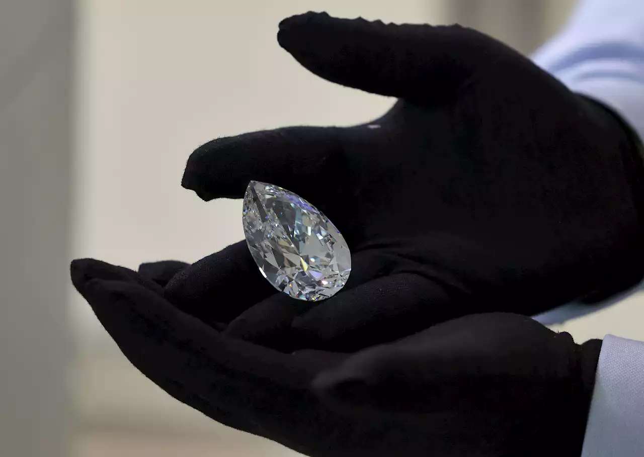 Egg-Sized Diamond Fetches Over $21M With Fees at Geneva Sale