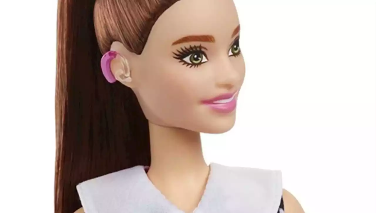 Inclusività, Barbie si mette l'apparecchio acustico (e Ken ha la vitiligine)