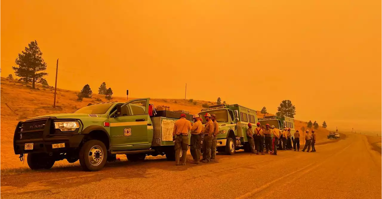 Under an orange sky, largest U.S. wildfire menaces New Mexico towns