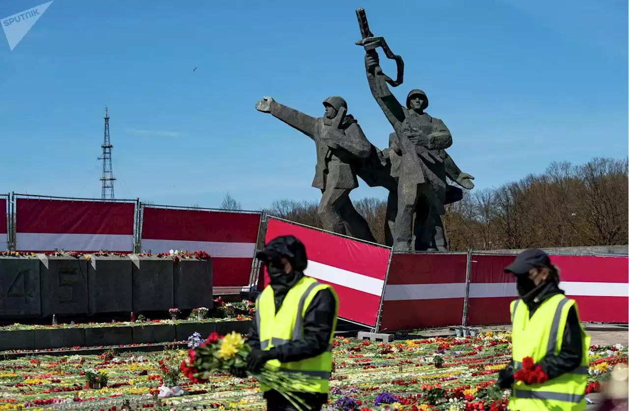 В Пскове прошла акция в защиту памятника Освободителям Риги