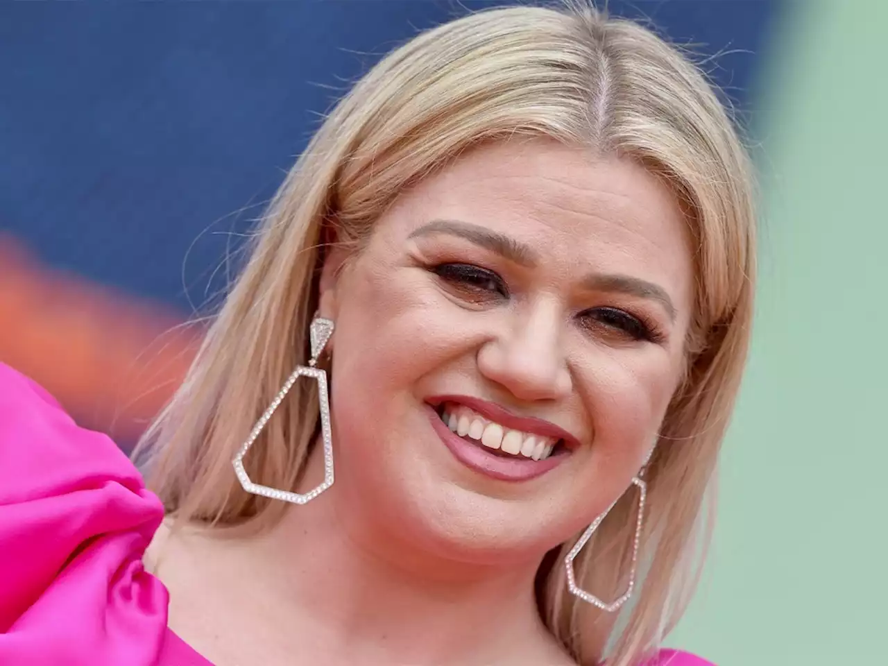 Single Mom Kelly Clarkson Got a Mother's Day Gift From Her Nanny That Made Her So Emotional