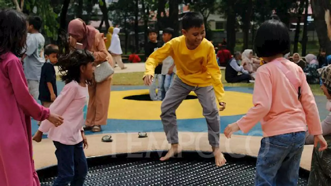 Anak-anak Bermain di Tebet Eco Park di Perpanjangan Liburan Sekolah