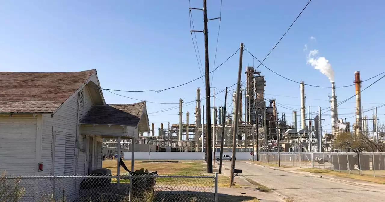 Five Texas refineries polluted above federal limit on cancer-causing benzene last year, report found