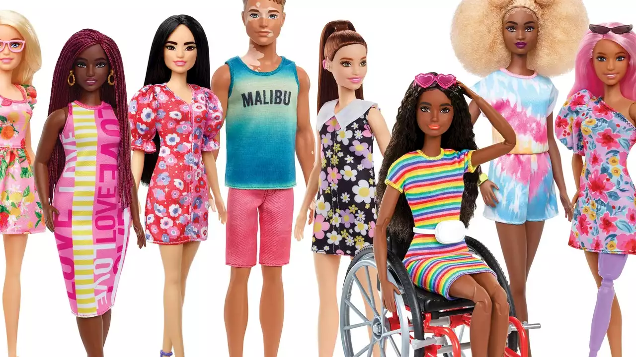 Barbie contro le discriminazioni: lei con apparecchio acustico e Ken ha la vitiligine