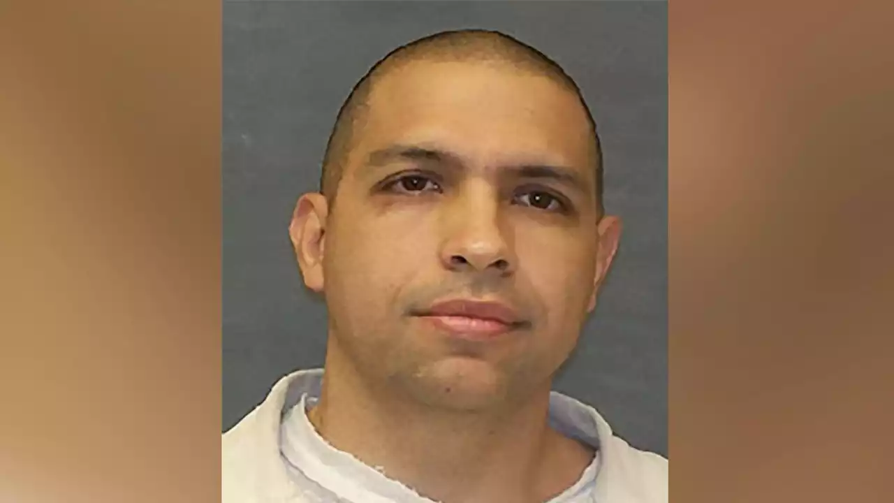 Inmate serving life for murder overpowers driver, escapes from custody in Texas