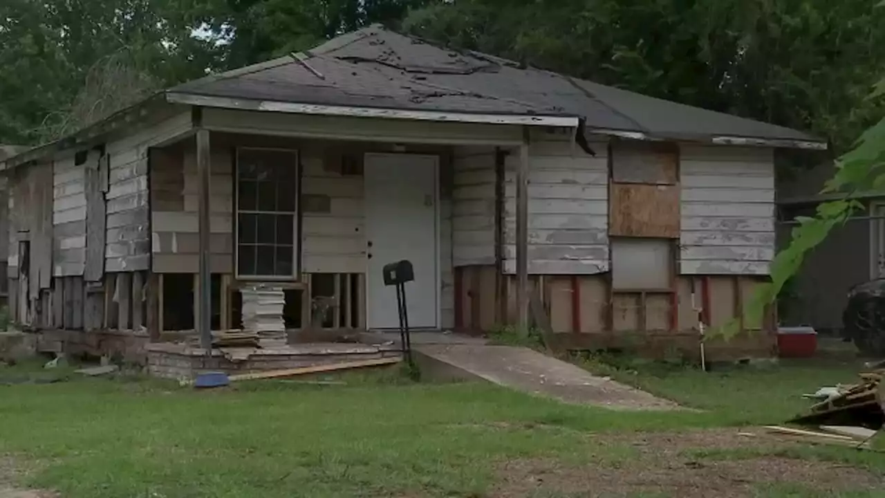 Remodeling crew uncovers skeletal remains under NE Houston home's floorboards, police say