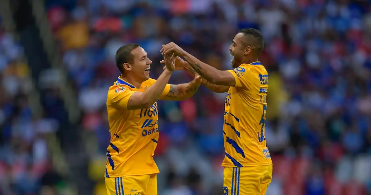 Con uno menos, Tigres da el golpe en el Azteca