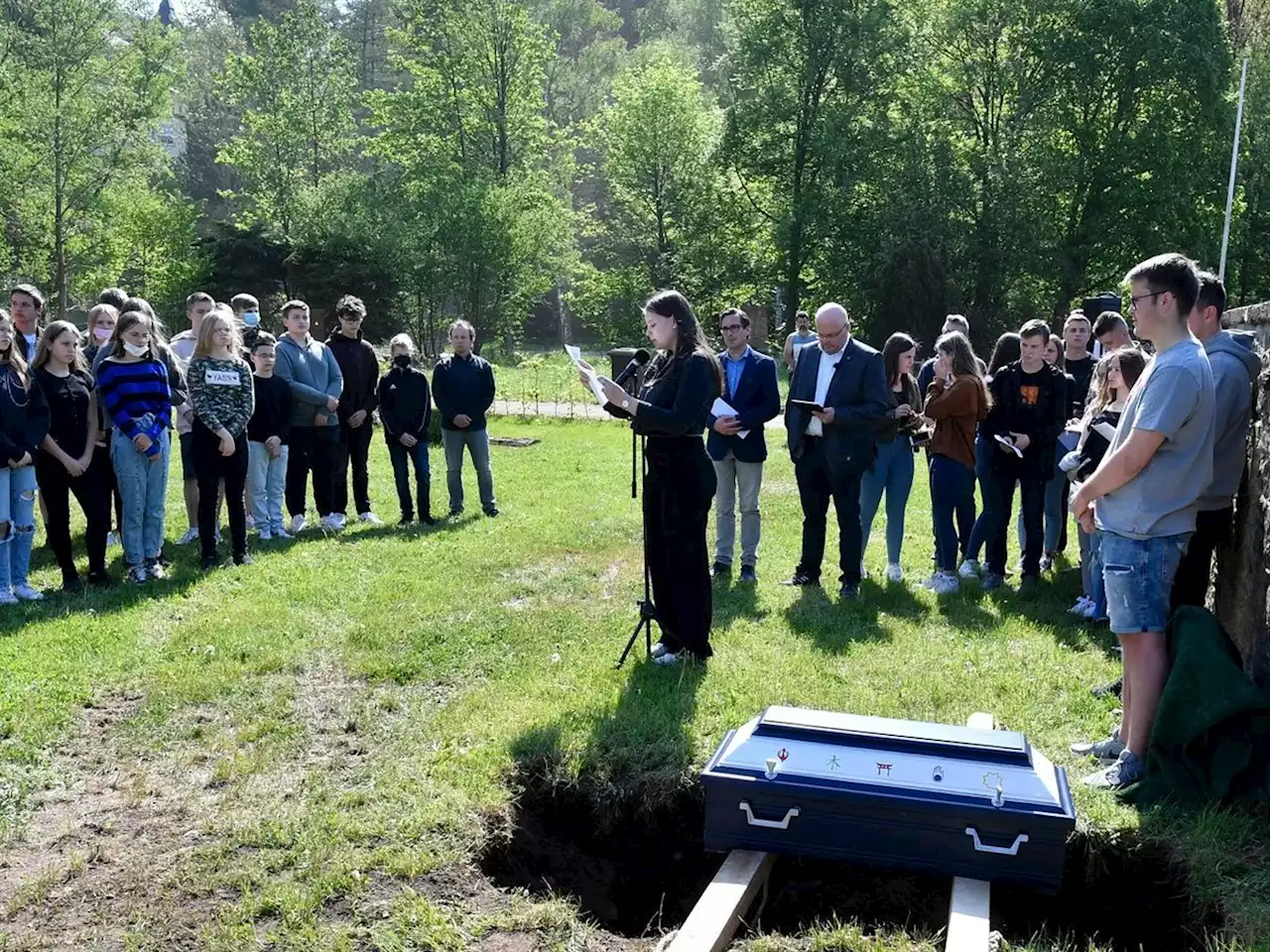 A high school held a funeral for female skeleton used as a teaching aid for biology classes since 1952 | Businessinsider