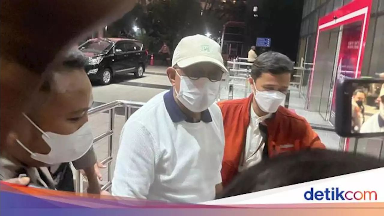 Walkot Ambon Tiba di KPK Usai Dijemput Paksa: Saya Operasi Kaki