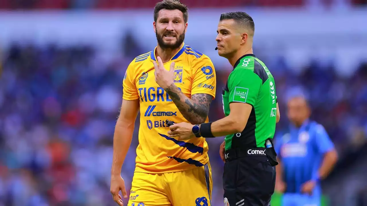 Luis Quiñones y 'Diente' López, separados por André-Pierre Gignac