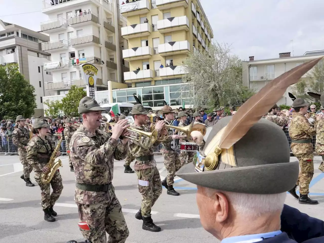 La dem che difese gli alpini costretta a dimettersi