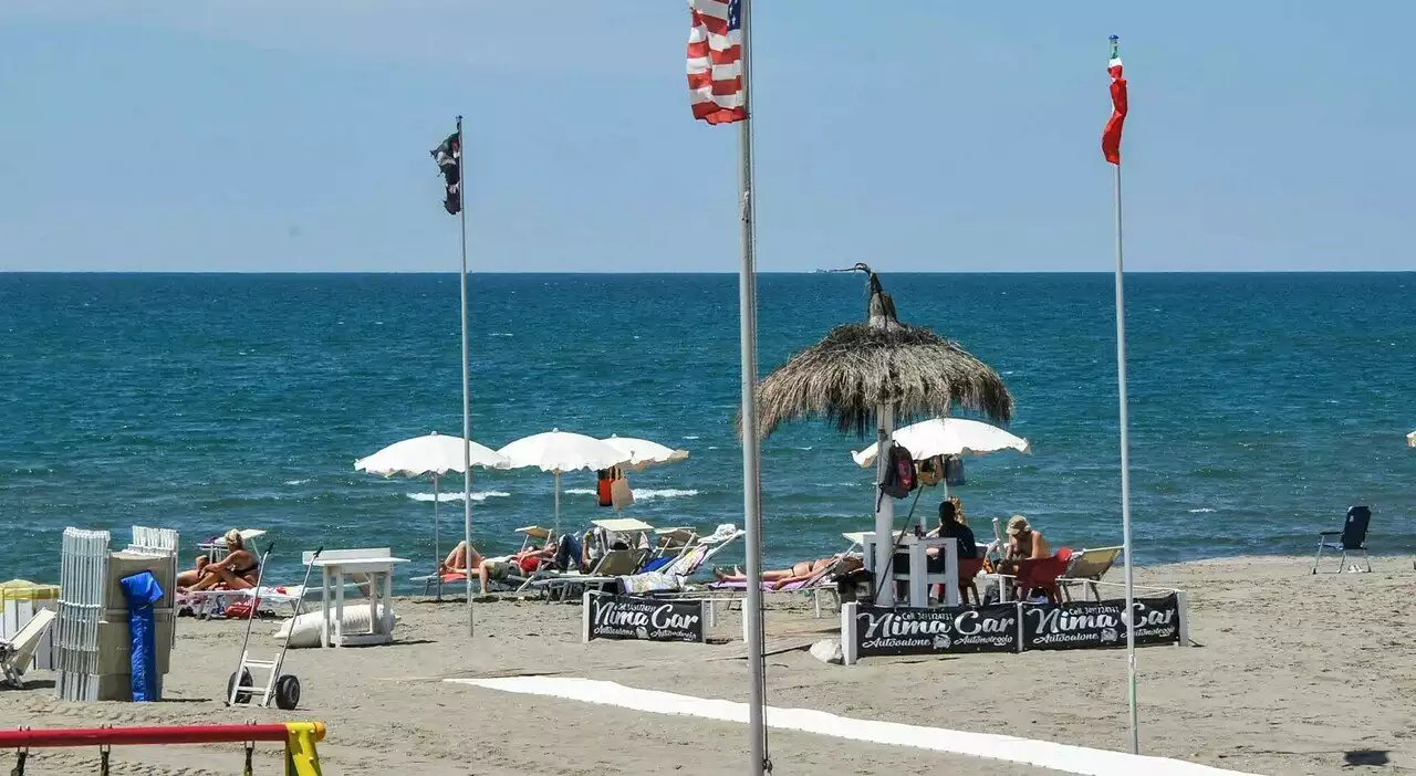 Ostia, via alla stagione ma mancano i bagnini: rischio caos per il “tutto esaurito”