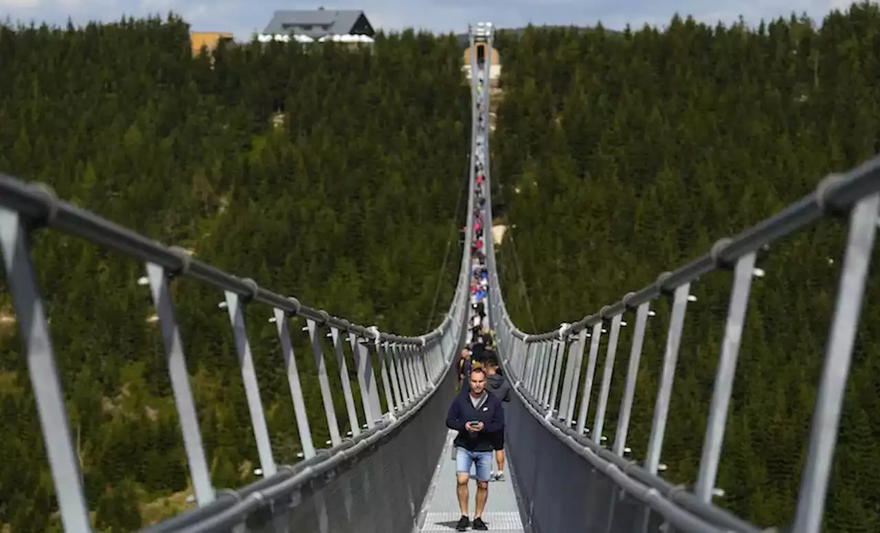 Il nuovo ponte pedonale sospeso più lungo del mondo, in Repubblica Ceca | Flashes - Il Post