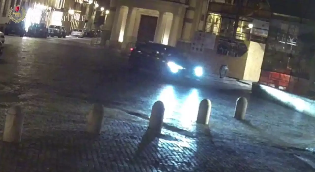 Trinità dei monti choc, l'auto imbocca la scalinata di Piazza di Spagna IL VIDEO