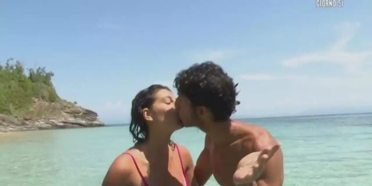 'Isola dei Famosi', scatta il bacio tra Alessandro e Marialaura