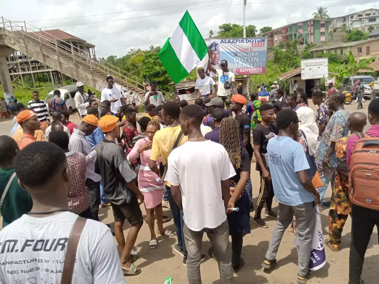 Strike: Protesting students boo police, block Ife-Ibadan expressway