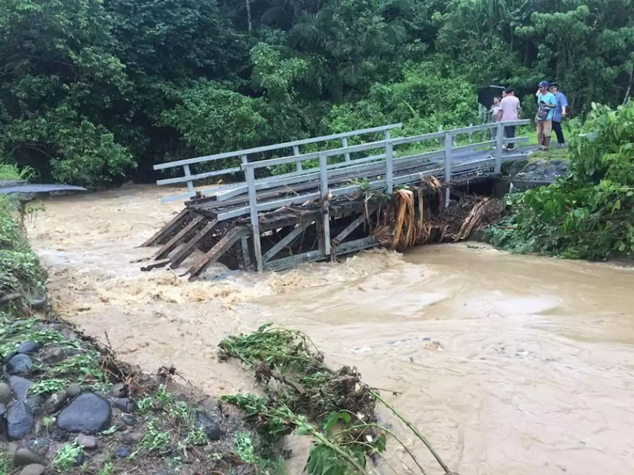 Bridge collapse leaves 4,000 villagers in Sabah stranded | The Malaysian Insight