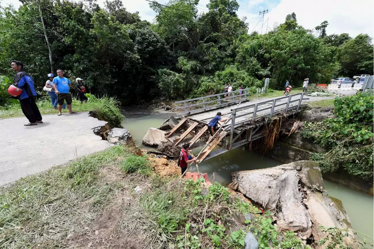 Some 4,000 villagers in Sabah stranded after bridge collapses