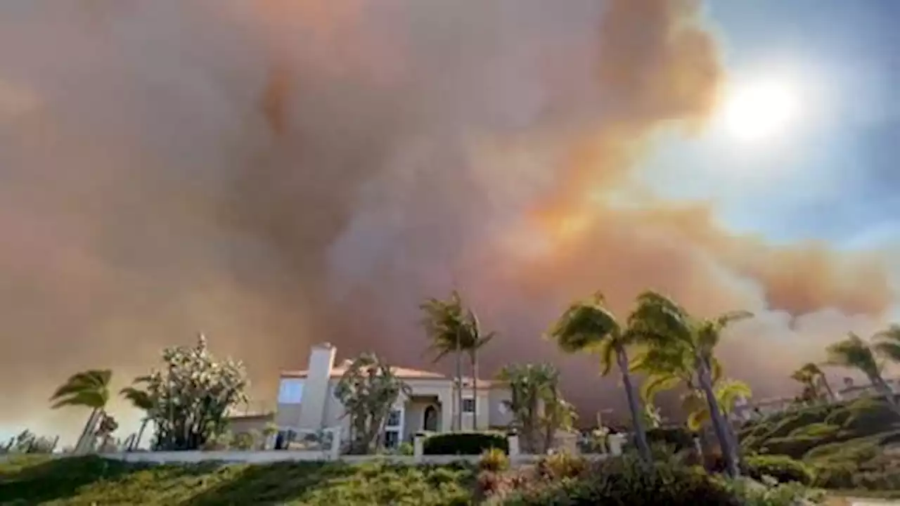 Wildfires burn California mansions, threaten New Mexico mountain towns