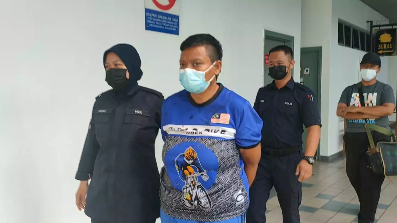 Wanita didenda RM3,000, pukul polis dengan batang penyapu