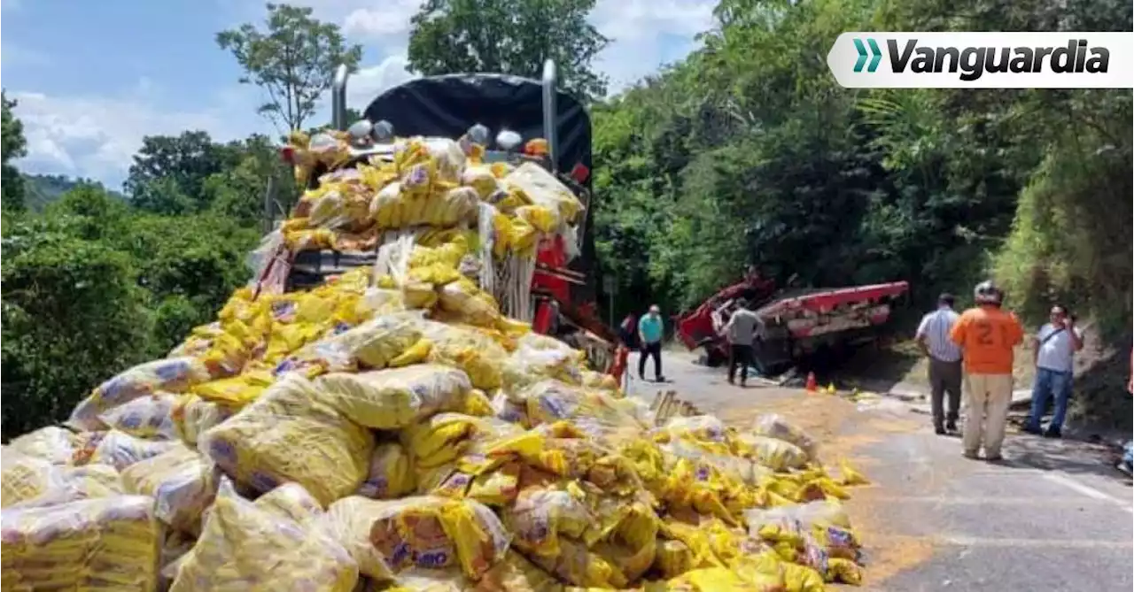 Video: Accidente en Curos deja dos heridos y tiene cerrada la vía Bucaramanga - San Gil