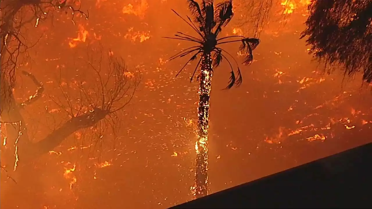 Large brush fire burning near homes next to 118 Freeway prompts lane closures in Granada Hills