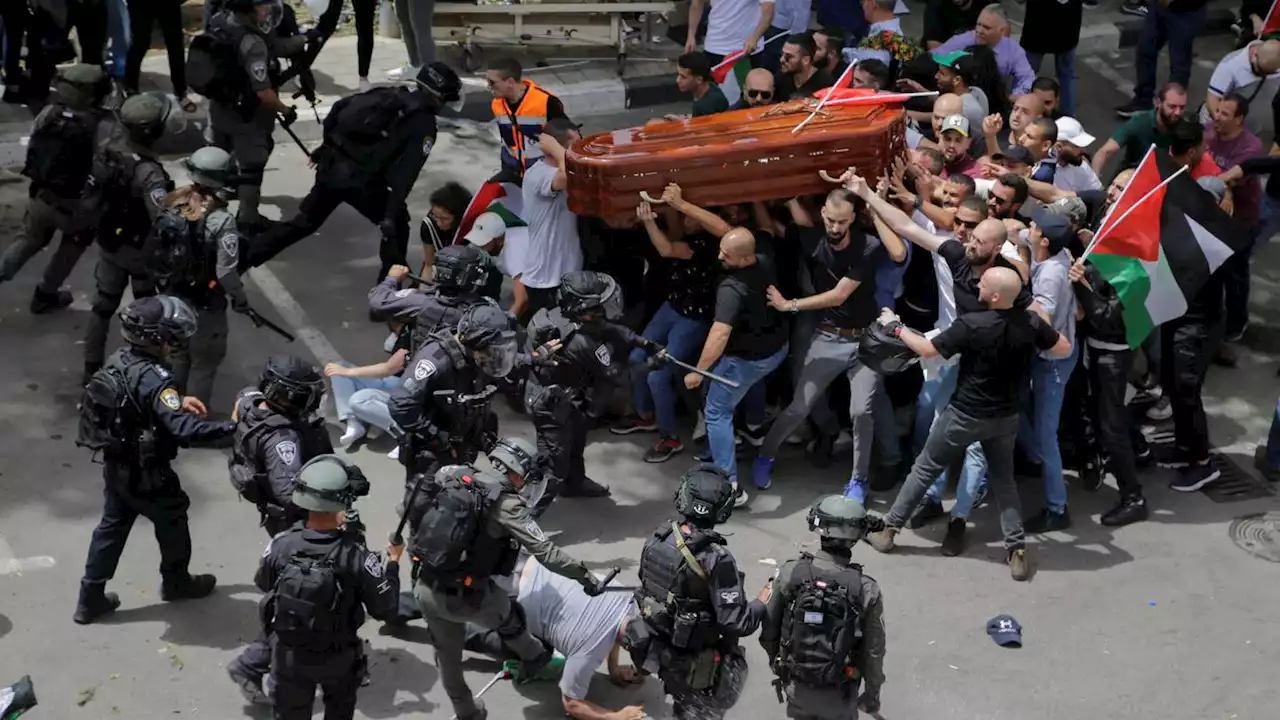 Israeli police beat pallbearers at journalist's funeral\n\n