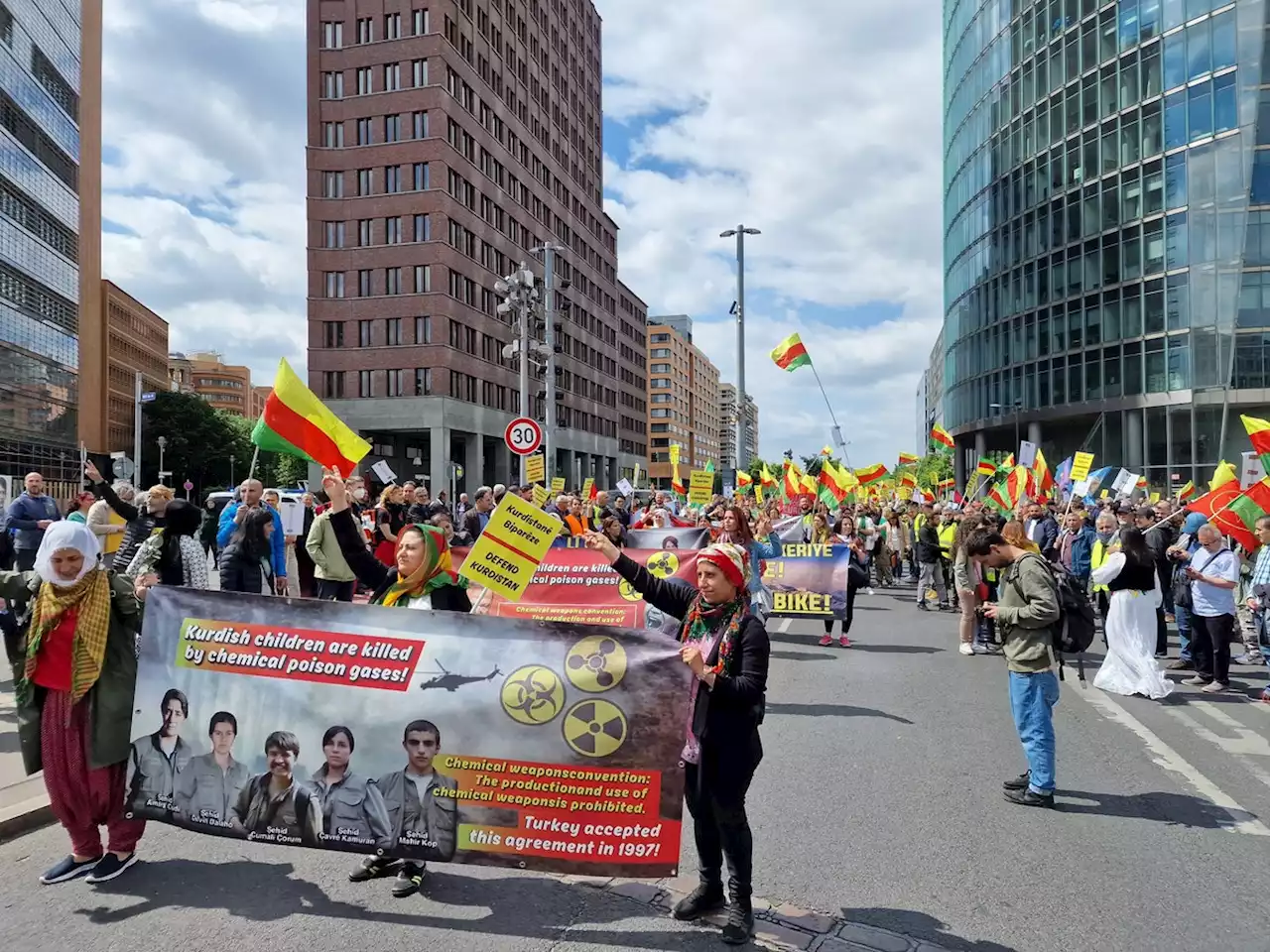 Hunderte Kurden protestieren in Berlin – Palästinenser-Demo verboten