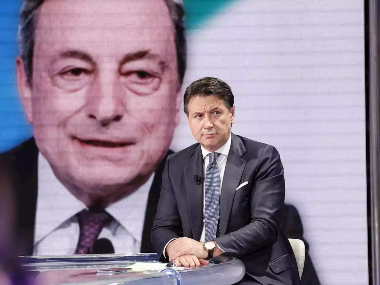 Il fastidio nel governo per le 'picconate' di Conte a Draghi