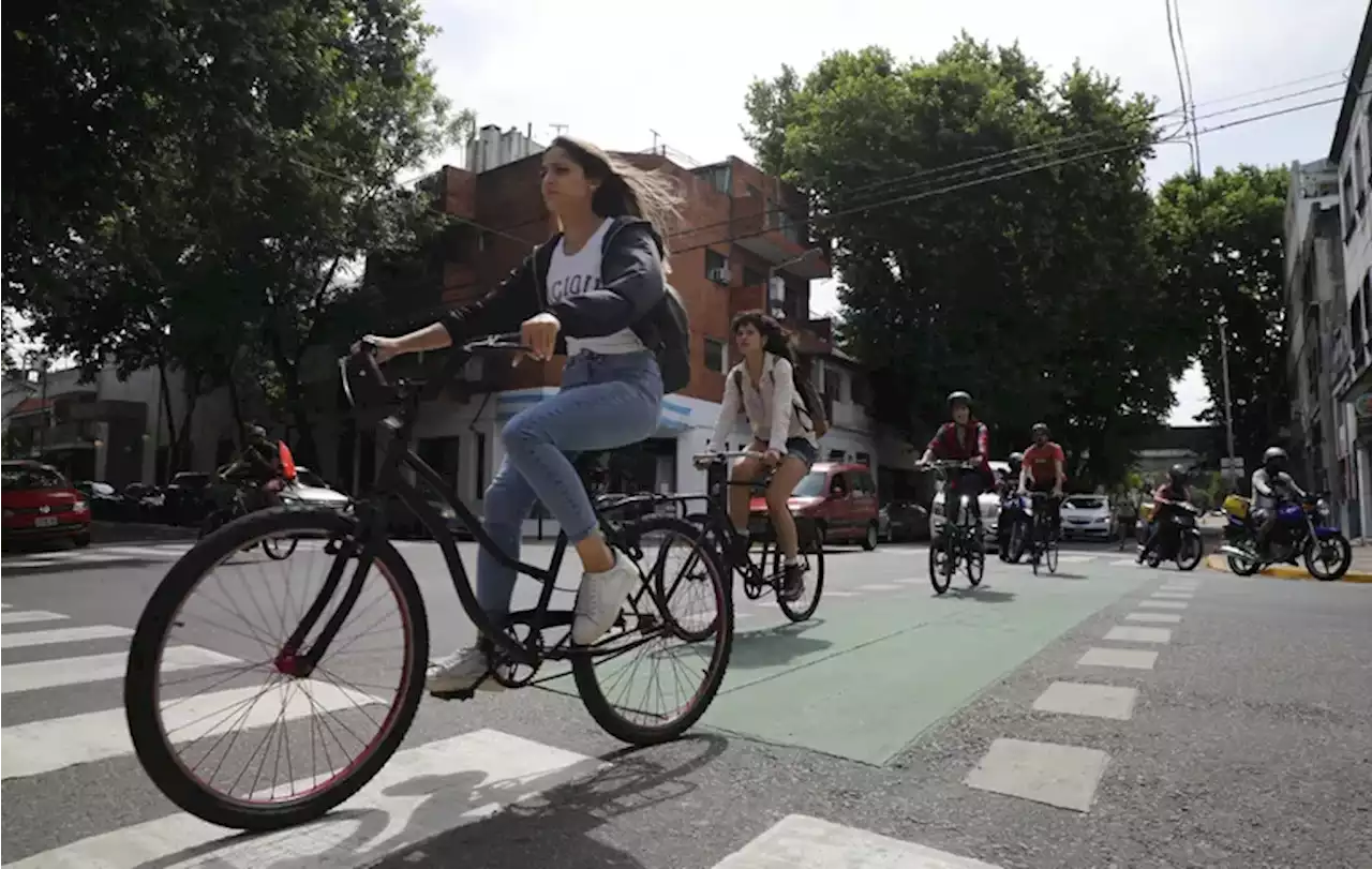 ¿Pueden los ciclistas cruzar por la senda peatonal según la legislación de la ciudad de Buenos Aires?