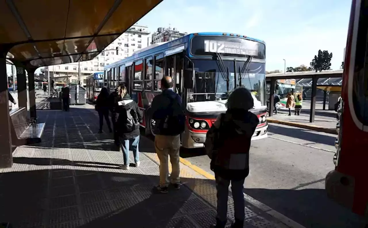 Transporte urbano: con la amenaza de otro paro en el interior, provincias impulsan el “boleto federal”