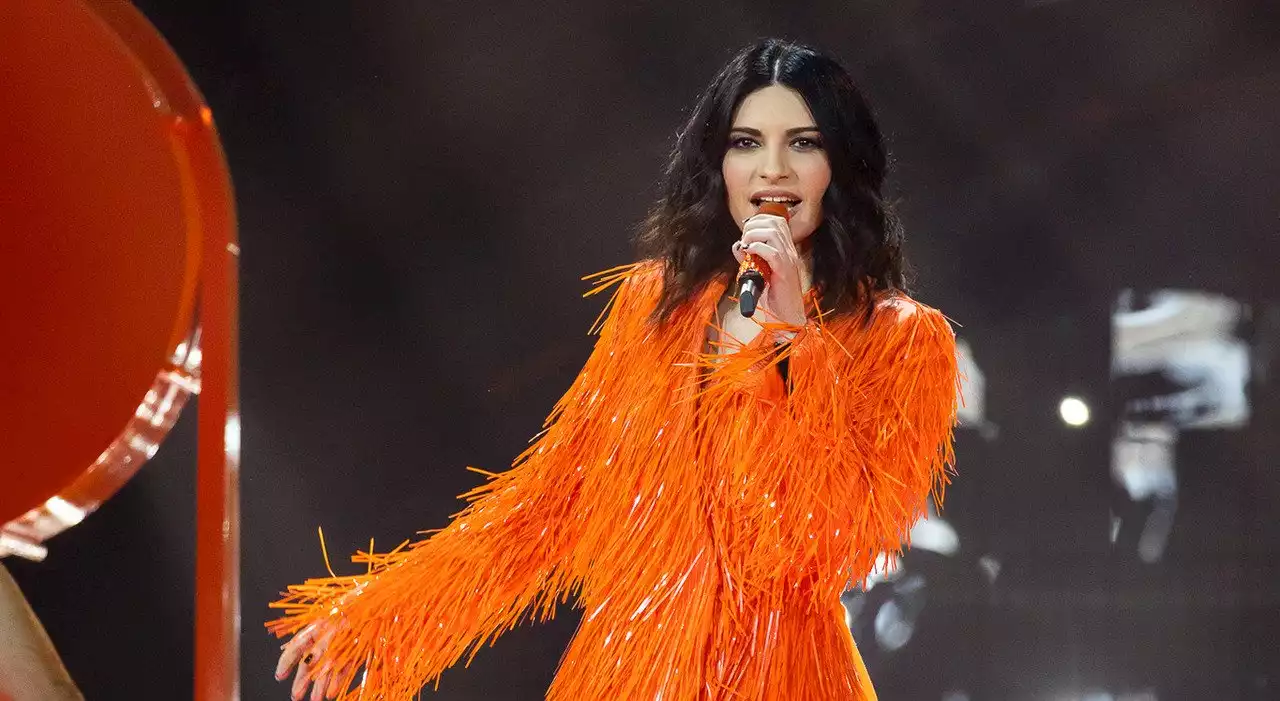 Eurovision 2022, Laura Pausini incanta con i look metallici di Donatella Versace