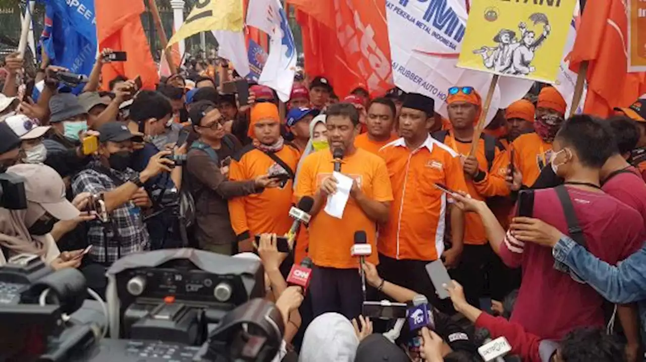 Massa Buruh Mulai Padati Depan Pintu Utama DPR RI.