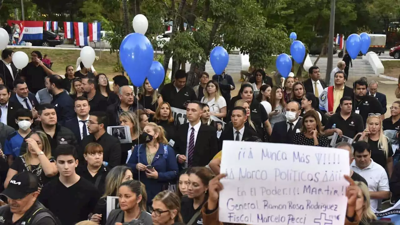 Cientos de personas marcharon en silencio en homenaje al fiscal Marcelo Pecci en Paraguay