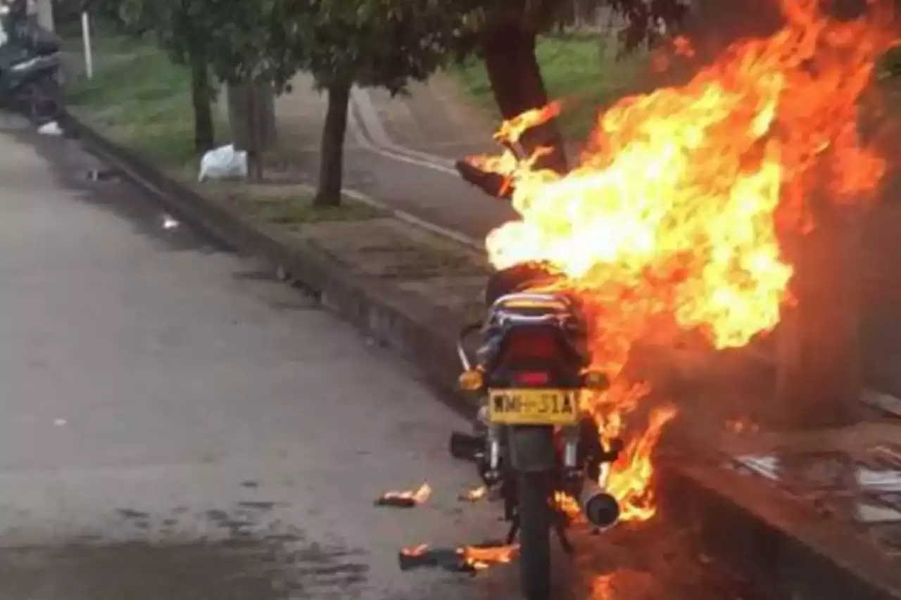 [Video] Joven quemó moto en Medellín para evitar que le pongan multa; no tenía documentos - Pulzo