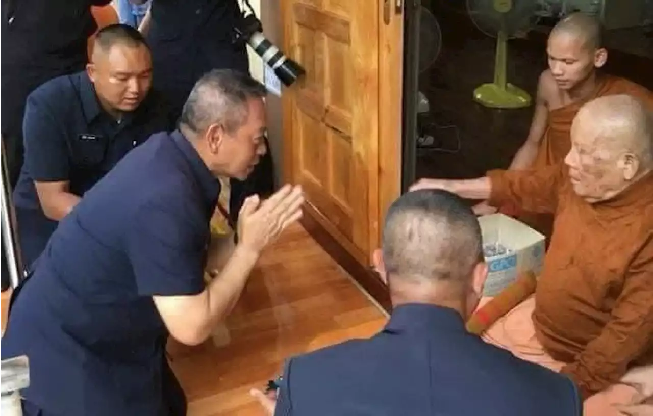 ลูกศิษย์แห่กราบให้กำลังใจ 'หลวงปู่แสง' กลับวัดที่อำนาจเจริญ ญาติธรรมล้นหลาม