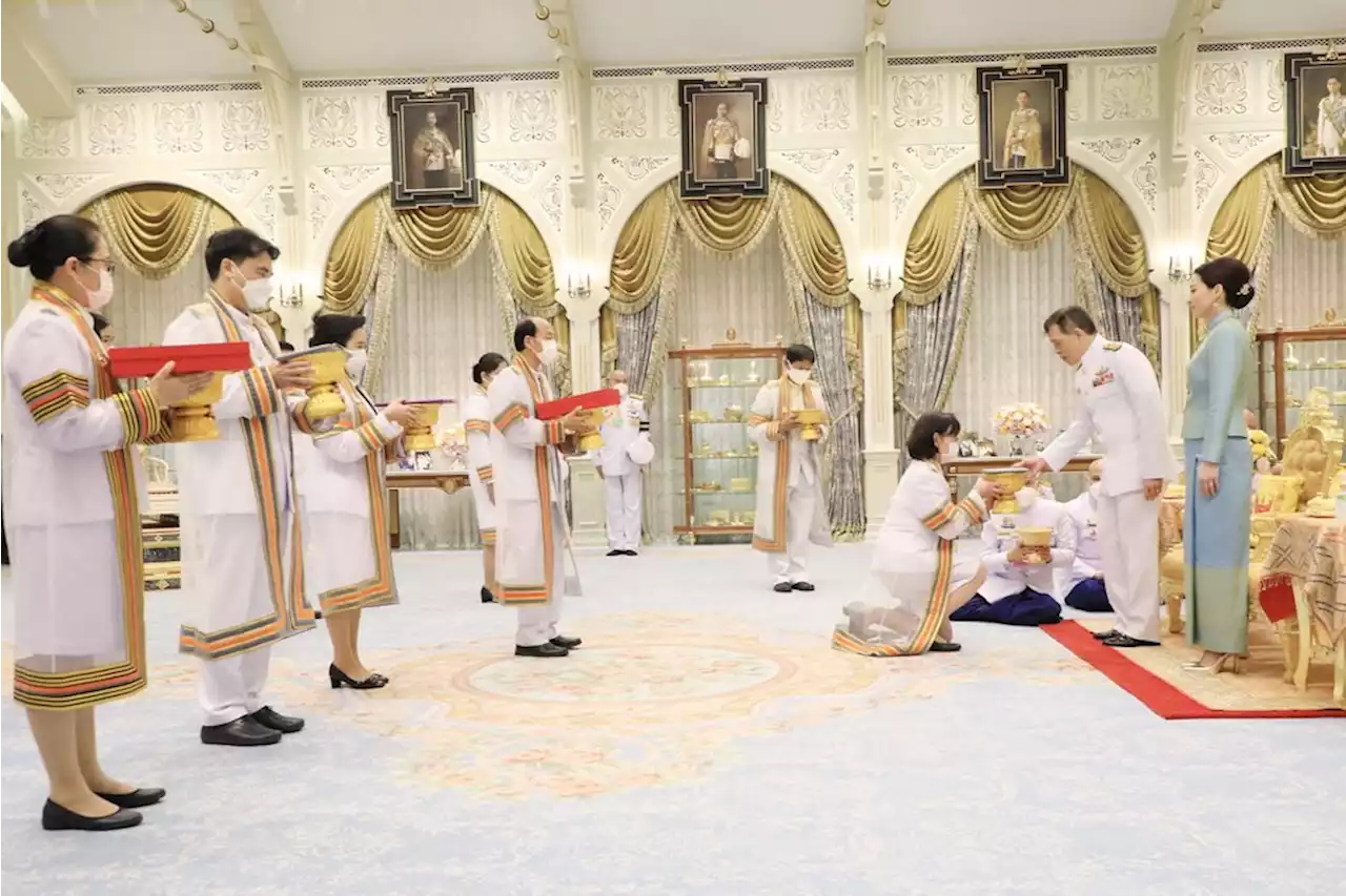 ในหลวง พระราชินี ทรงรับทูลเกล้าฯ ถวายปริญญาดุษฎีบัณฑิตกิตติมศักดิ์ ม.นเรศวร