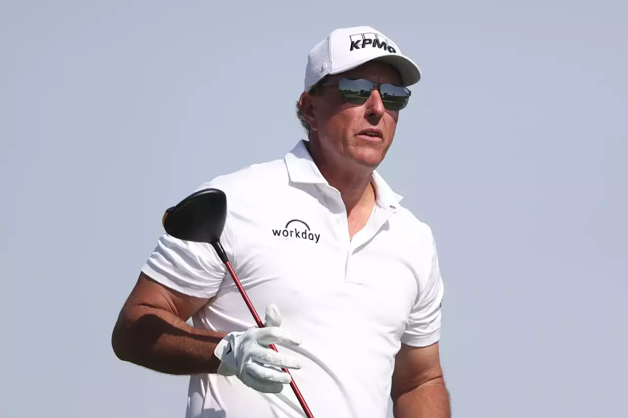 Defending champion Mickelson withdraws from PGA Championship