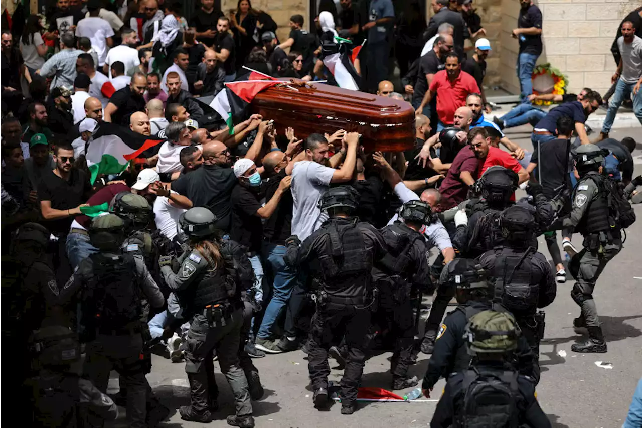 Israeli Police Beat Pallbearers at Journalist's Funeral